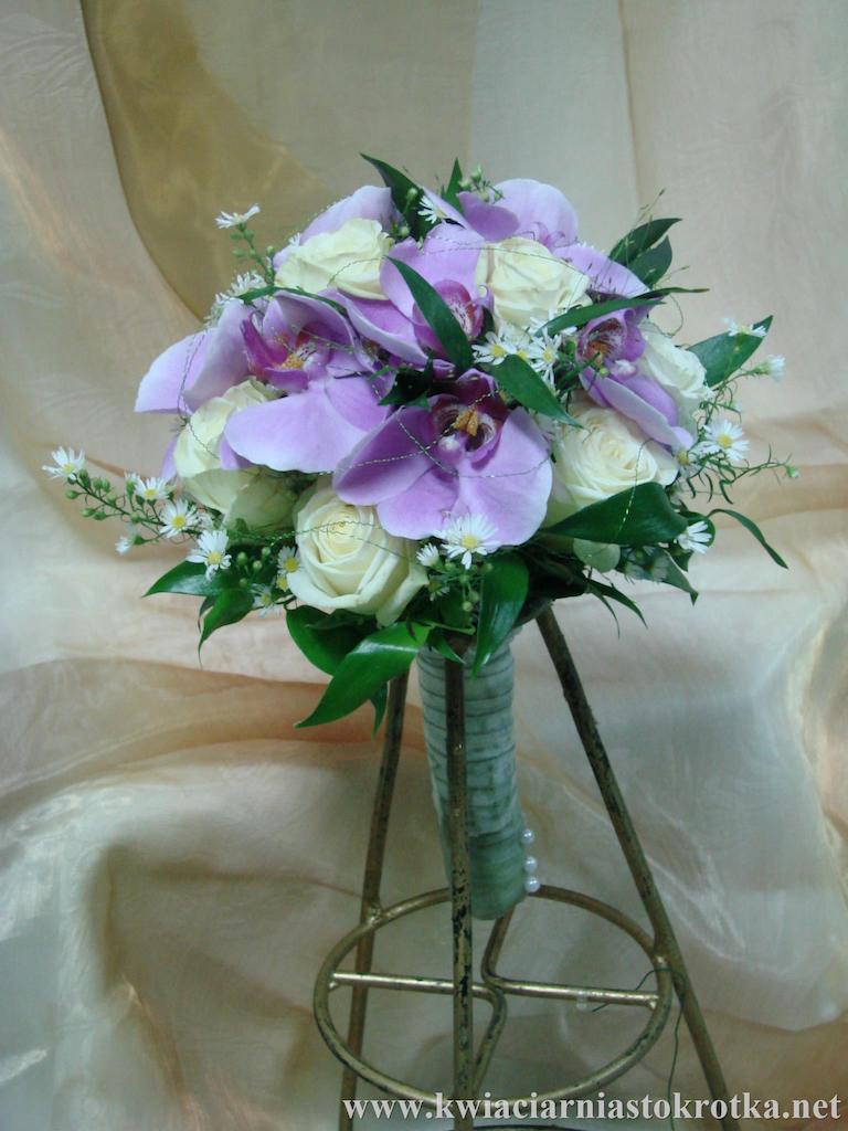 Kompozycja kwiatowa z różami i zielenią dekoracyjną