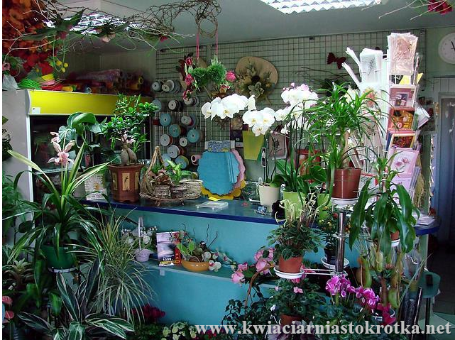 Półka z gotowymi bukietami i dekoracjami w kwiaciarni