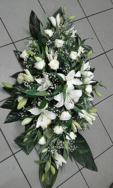 Elegancki wieniec pogrzebowy z białych i kremowych kwiatów