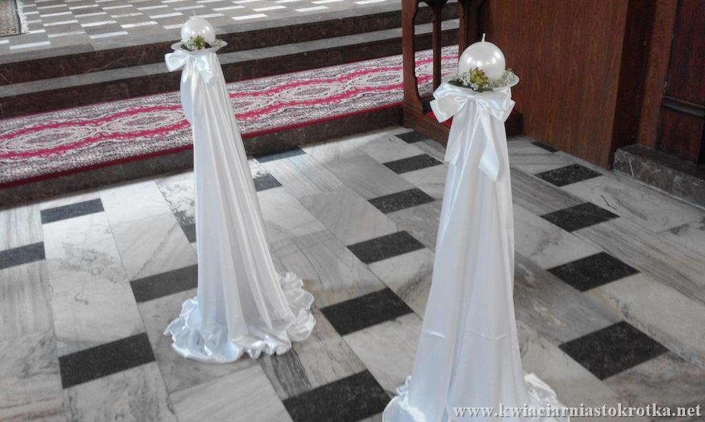 Bukiet ślubny z różami i zielonymi dodatkami